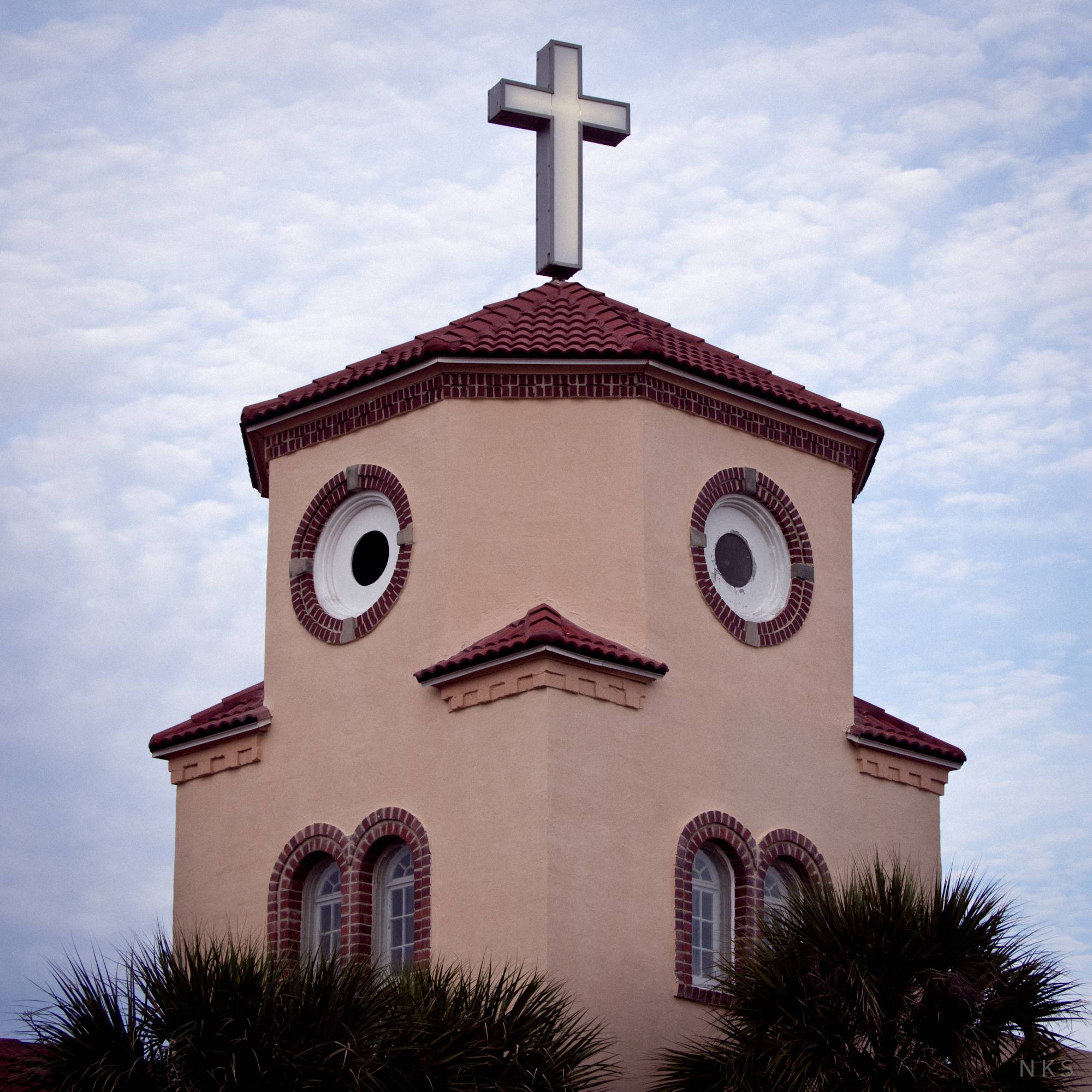 O biserica ce arata ca un pui