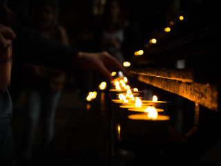 Se aprind lumanari
