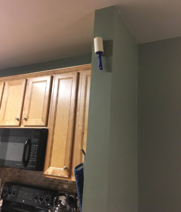 Un sot a lipit role pentru scame in diverse locuri, cat mai sus, pentru ca sotia sa... faca mai multa miscare?