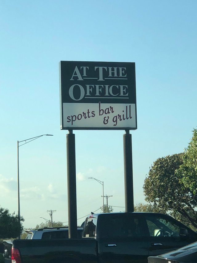 Intrebarea sotiei: unde esti? Raspunsul sotului: la birou