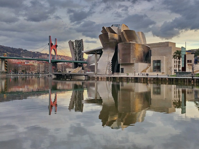 Imposibil sa nu recunosti muzeul de arta contemporana din Tara Bascilor