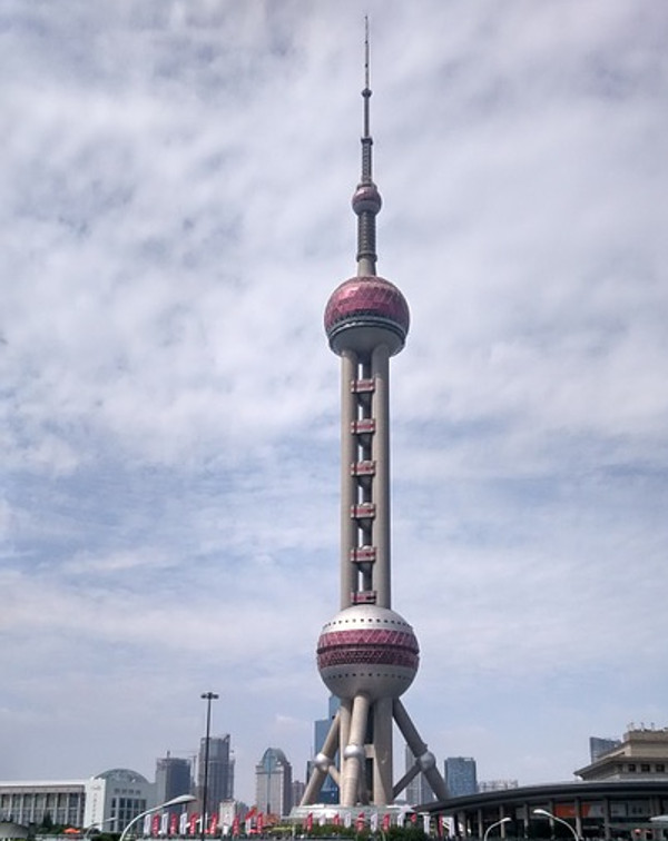 Se numara printre cele mai inalte statii TV din lume, masurand 468 de metri