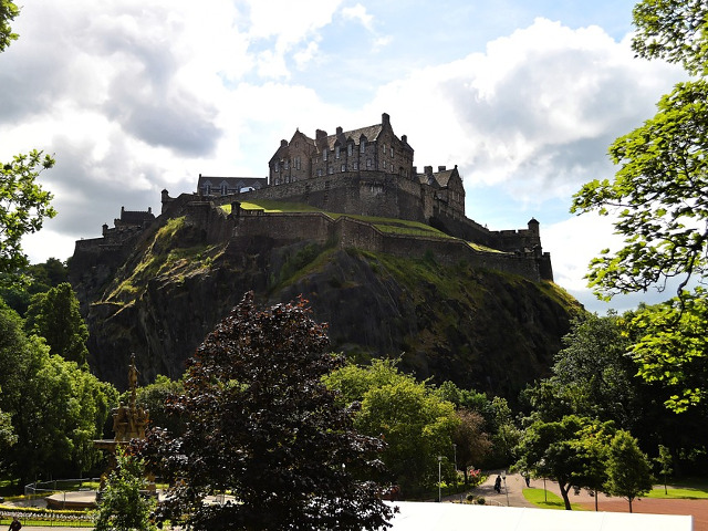 Veche fortareata ridicata pe roca vulcanica