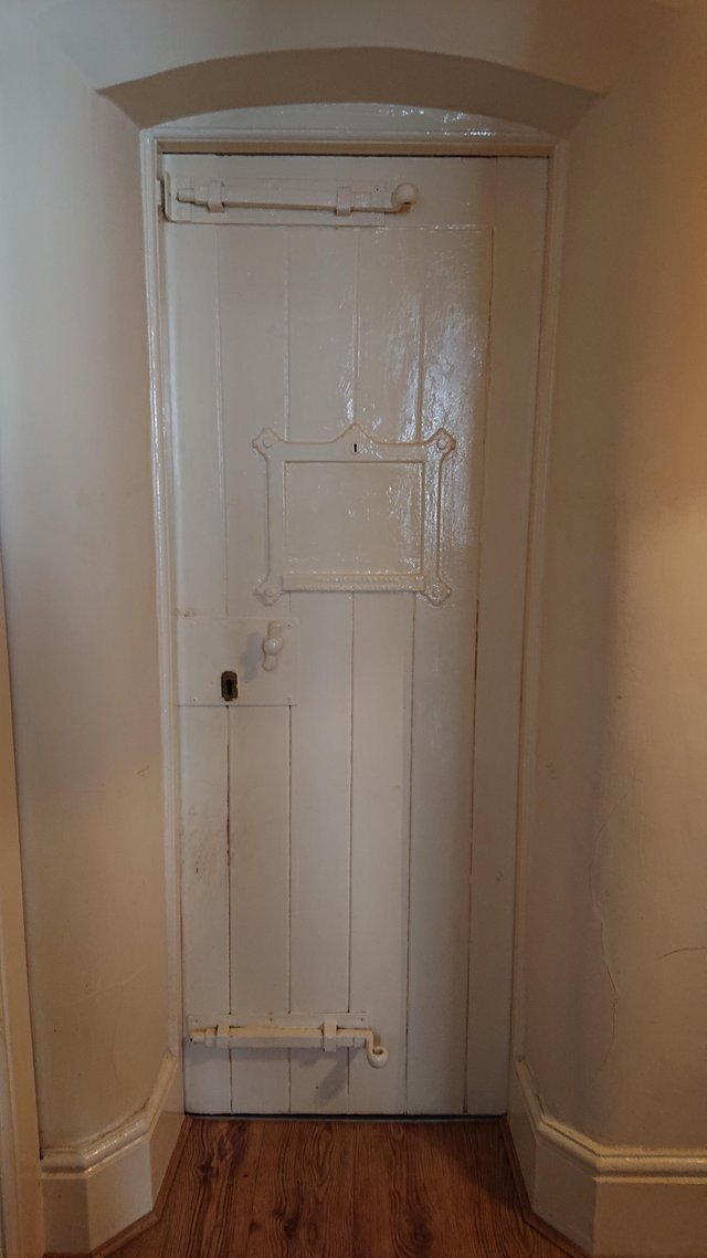 O fosta sectie de politie a devenit apartament, insa unele lucruri nu s-au schimbat