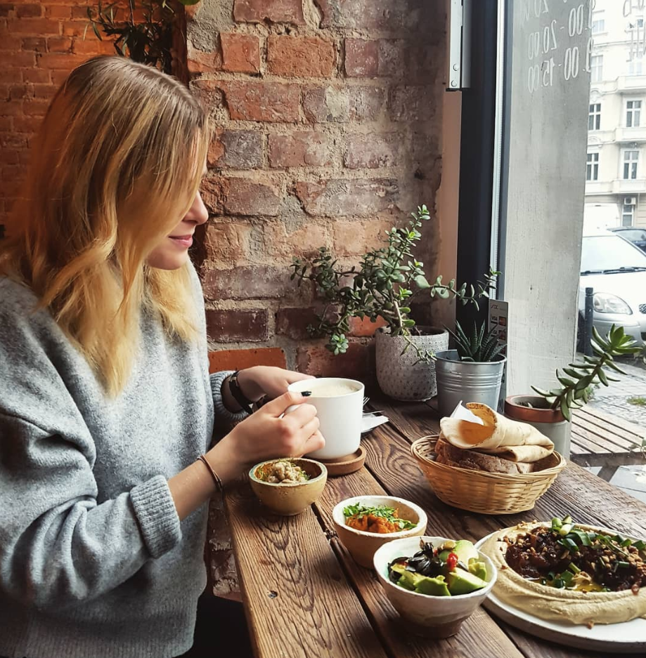 Bauturile si mancarurile pe care le pozeaza ar putea fi... false. Sau ale altora