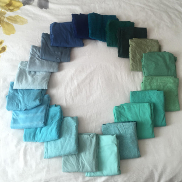 Modul unui barbat de a-i dovedi prietenei sale ca se insala cand ii spune ca isi cumpara tricouri de aceeasi culoare