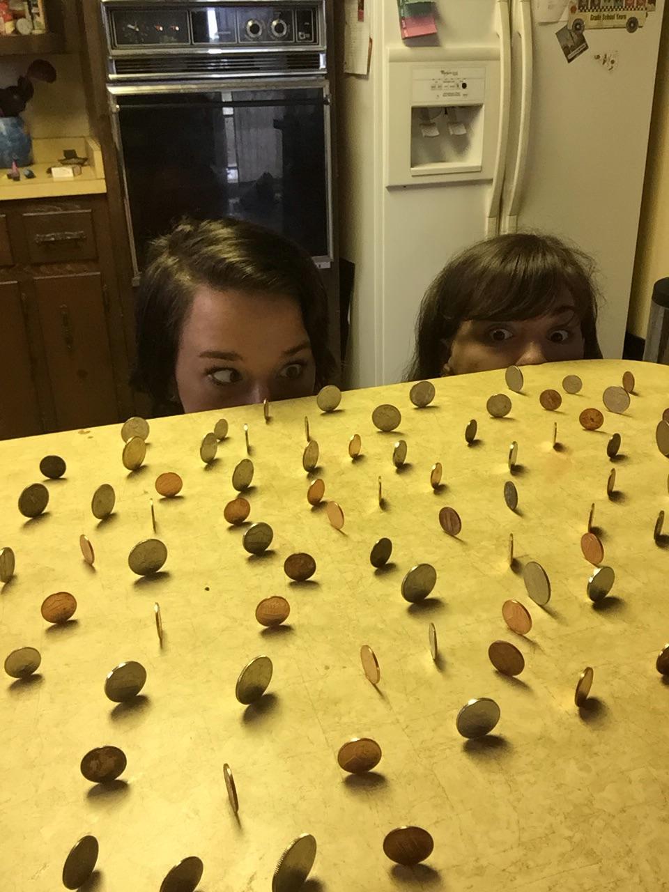 Prietena lui i-a demonstrat ca o moneda poate sta pe cant