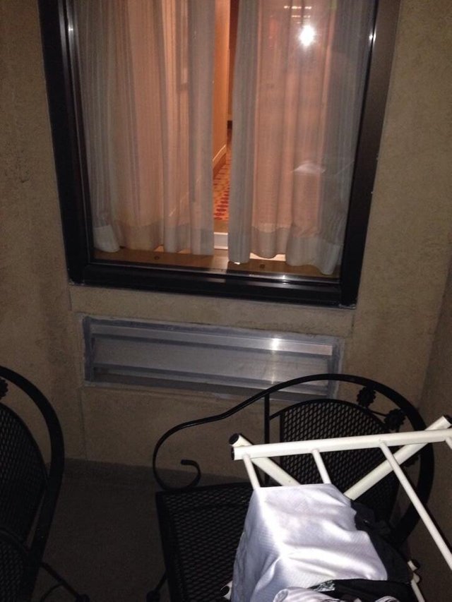 Locul in care nu prea te poti bucura de intimitate, avand in vedere ca fereastra e spre hol