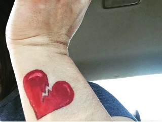 O inima "rupta" sau impartita in doua de o sageata