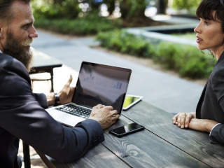 Ii spui partenerului cum sa faca anumite lucruri