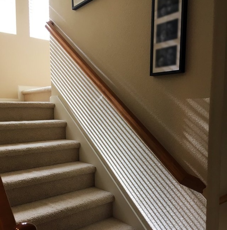 Balustrada creata de lumina care intra pe fereastra