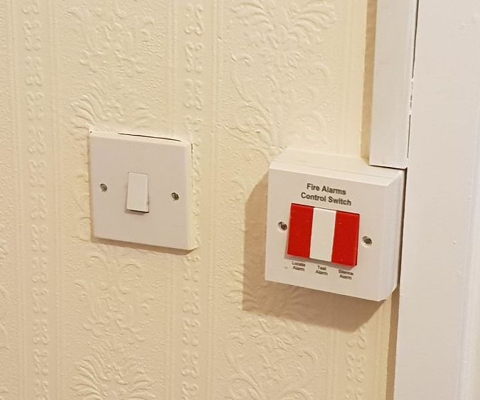 Intr-o casa de batrani, intrerupatorul de la baie este pus exact langa butonul de alarma pentru incendiu