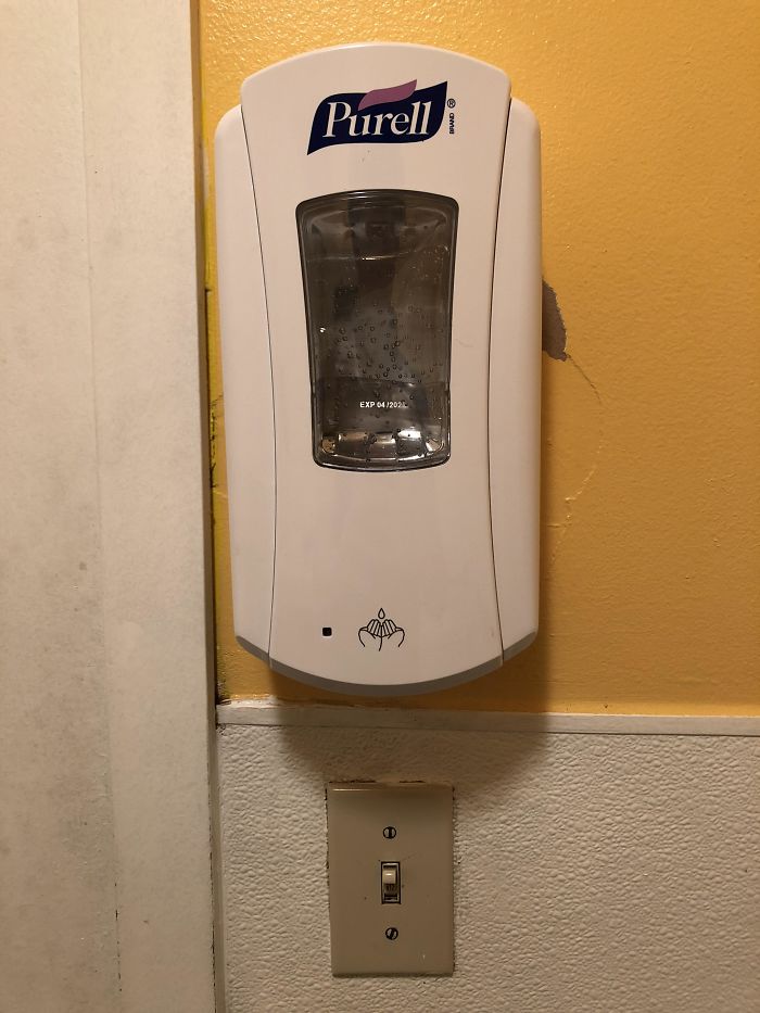 Dispenserul de sapun este asezat sub intrerupator.