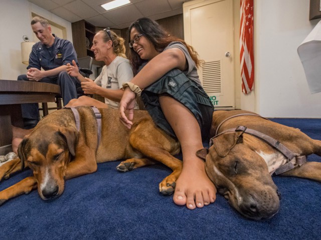Doua fete au plecat intr-o mica excursie cu iahtul, dar au ajuns fie in deriva timp de cinci luni