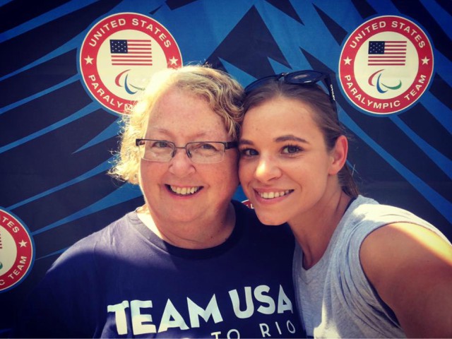 O femeie a adoptat o fata cu handicap, care a devenit o atleta faimoasa