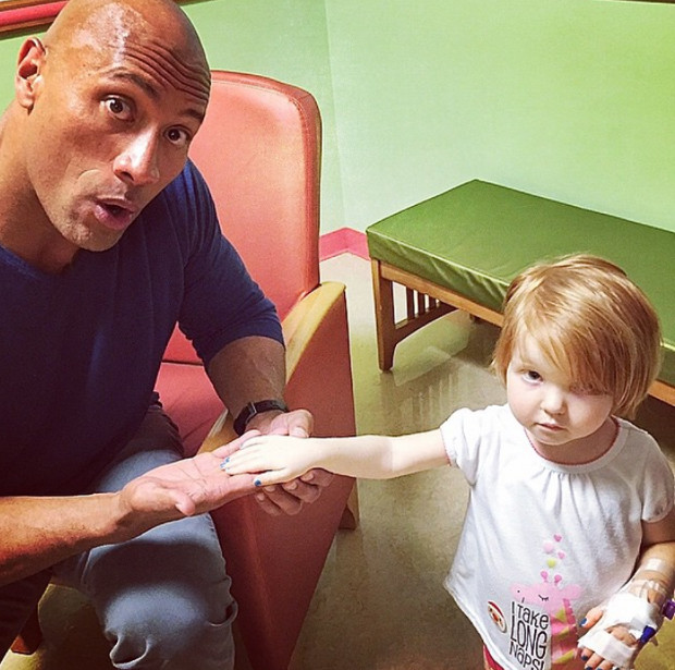 In vizita la un Spital de Copii, unde admira manichiura unei fetite bolnave si incearca sa o inveseleasca