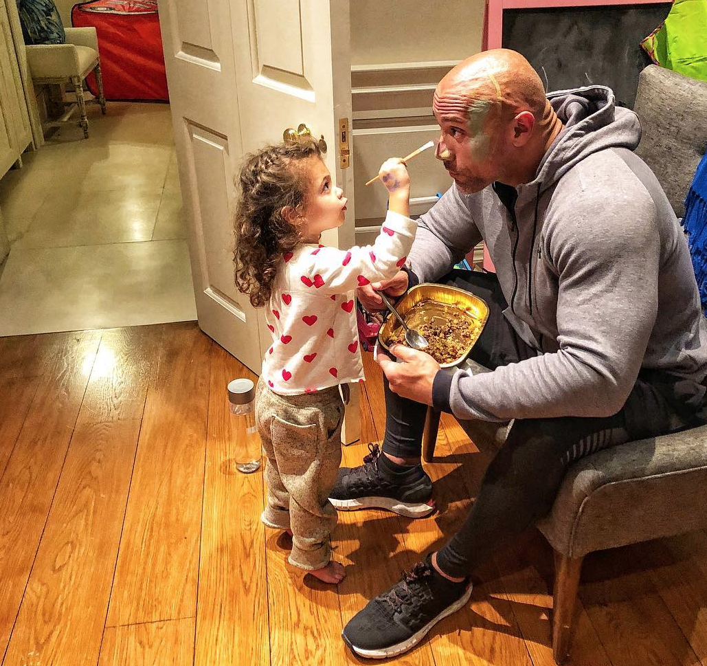 Indiferent cat ar fi de ocupat, isi face timp pentru placerile fetitei lui, Ohana