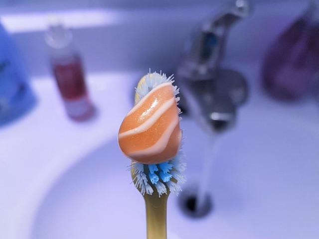 Pasta de dinti care arata ca un somon