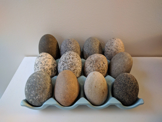 Colectie de pietre care arata ca niste oua