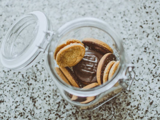 Un borcan cu fursecuri frumos decorat