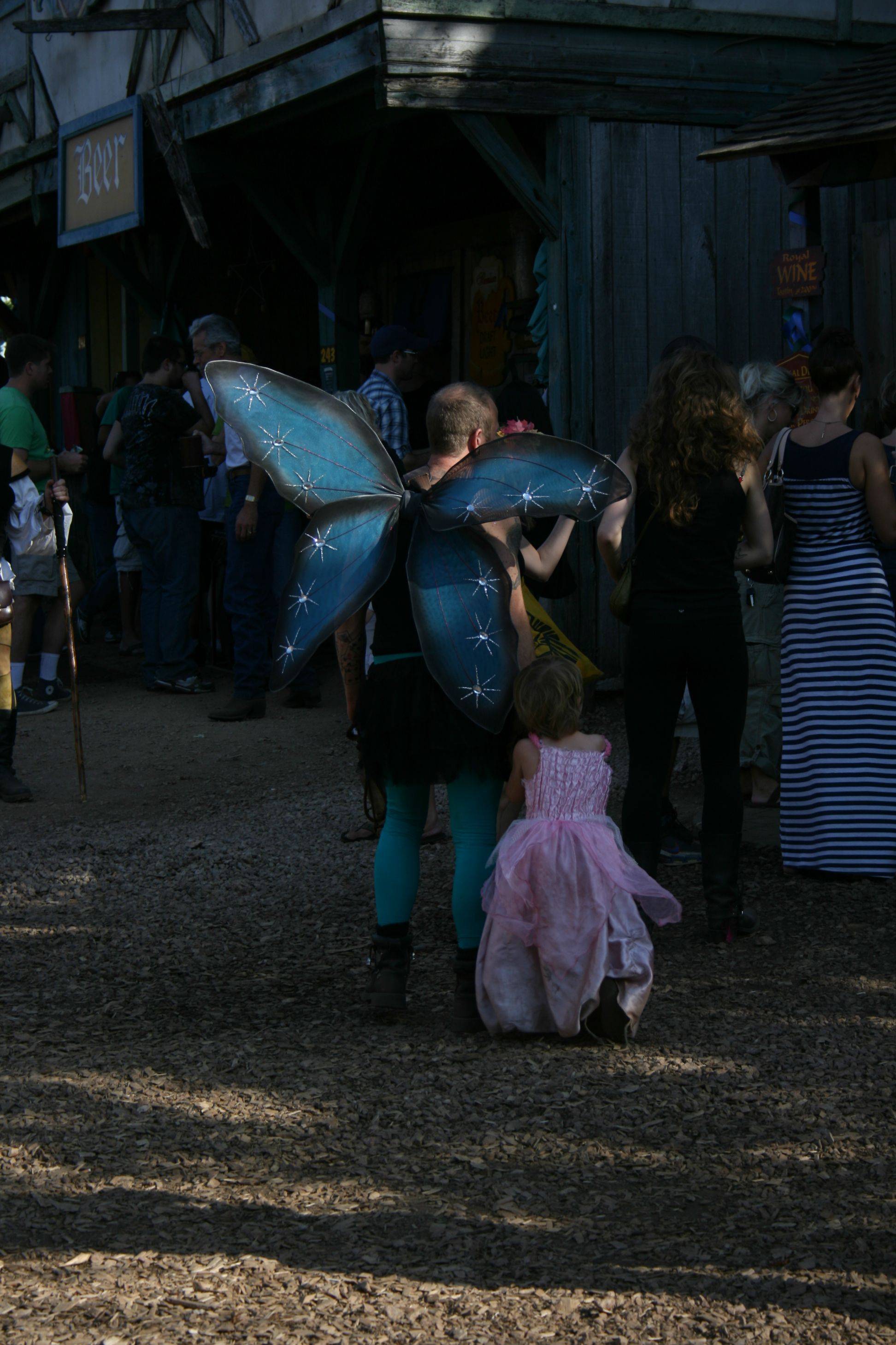 Un tata singur decide sa se costumeze in zana pentru a-si acompania fetita, imbracata in printesa