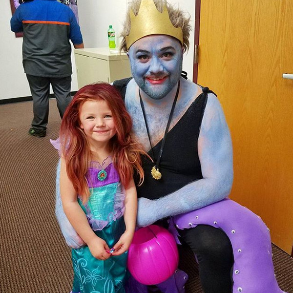 Un tata care nu se teme de ridicol atunci cand vine vorba despre a-i face pe plac fetitei sale