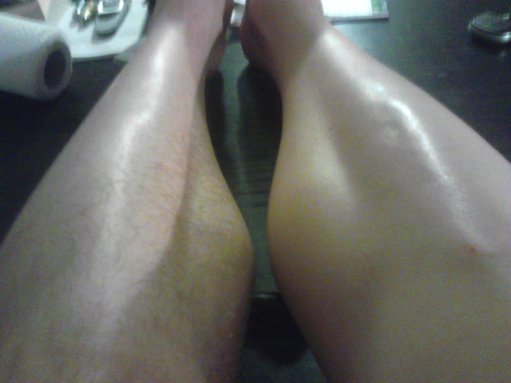 Un tata care a fost nevoit sa se epileze, in incercarea de a-i arata fetei lui cum sa procedeze