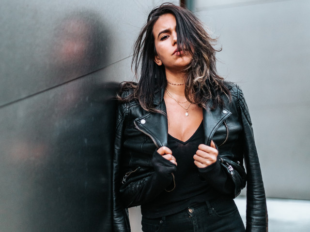 Jacheta neagra de piele