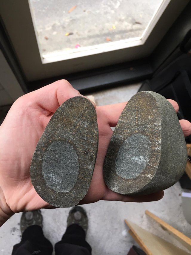 Aceasta piatra crapata arata ca un avocado