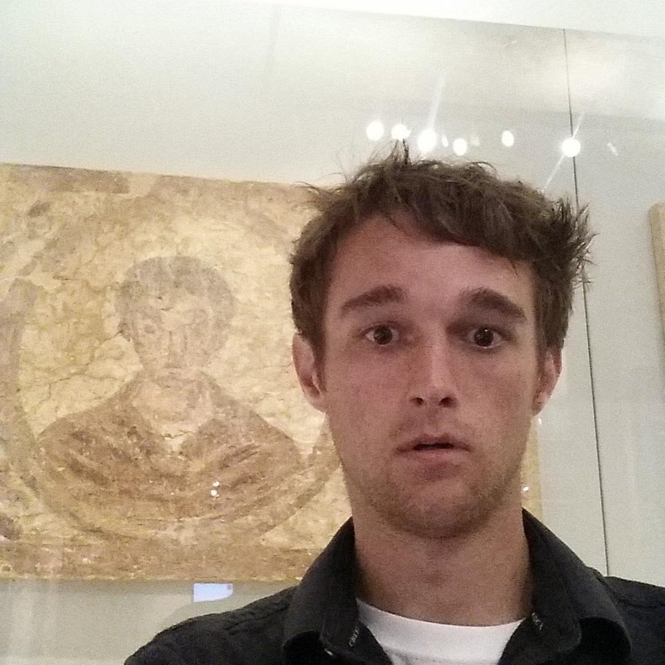 Expresia lui cand isi vede fata pe un tablou vechi