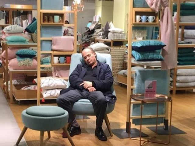 Un barbat care stie sa valorifice timpul de asteptare