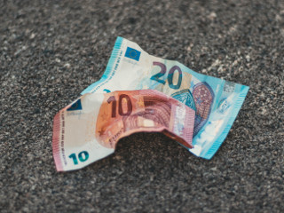 Nu ridica banii gasiti pe strada