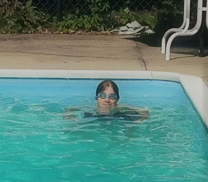 "Ultima fotografie cu fiul meu. Dupa cinci minute, a murit ("aspirat" de gura de evacuare a piscinei). Avea 13 ani"