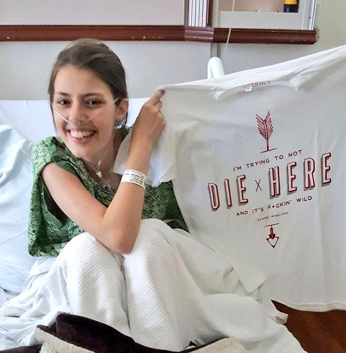 Claire Wineland, o tanara de 21 de ani, fotografiata inainte de operatia de dublu transplat pulmonar. A decedat pe masa de operatie.