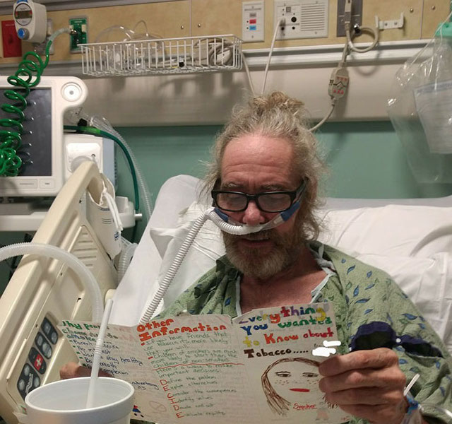 "Tatal meu, bolnav de emfizem pulmonar, in ultimele lui zile. Citea un pamflet anti-fumat pe care i l-am facut in copilarie"