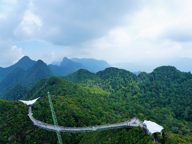 Supranumit "podul din cer", fiind situat la aproape 700 de metri altitudine si avand o lungime de 125 de metri