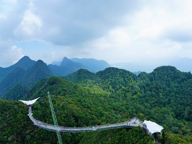 Supranumit "podul din cer", fiind situat la aproape 700 de metri altitudine si avand o lungime de 125 de metri