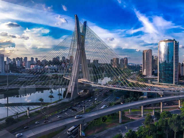 Podul cu doua autostrazi curbate, una deasupra celeilalte, care sunt sustinute de un turn de rezistenta