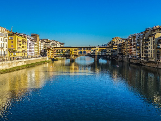 Unul dintre putinele poduri cu magazine care inca se mai afla in picioare