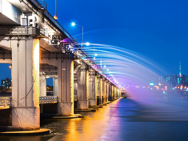 Supranumit "Fantana curcubeu"