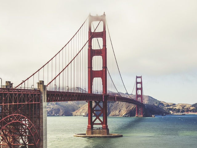 Cel mai lung si cel mai inalt pod suspendat din lume la data inaugurarii sale, in  27 mai 1937