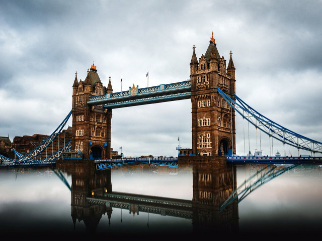 Podul care este in acelasi timp un pod mobil si un pod suspendat