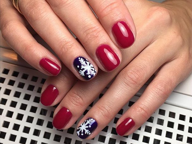 Model pictata doar pe o unghie