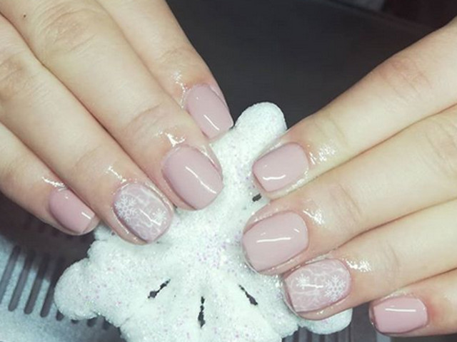 Chiar daca nu e rosu, modelul este in ton cu sarbatorile