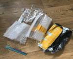 Cantitatea mare de plastic in care ne vin produsele ambalate online. In imagine, ambalajul in care au fost puse 4 paie reutilizabile din plastic