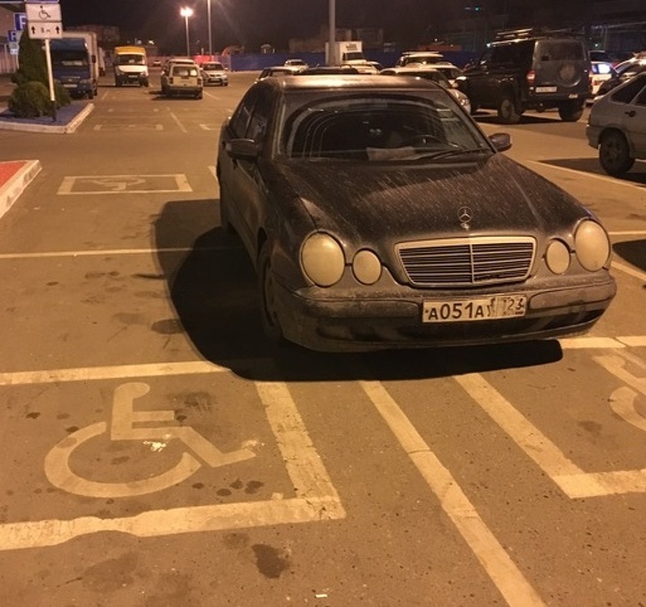 O masina parcata de 4 locuri...