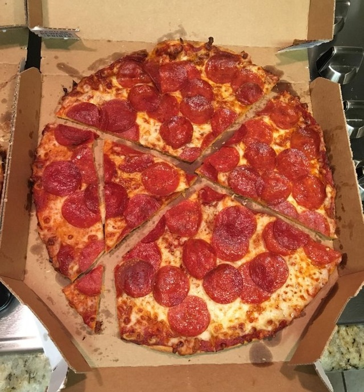 O pizza taiata la intamplare