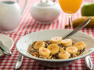 Incearca sa nu sari peste mese