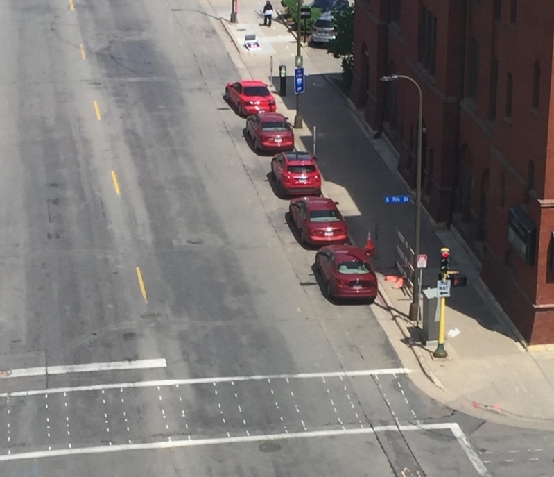 Masini de aceeasi culoare, pe aceeasi strada