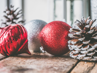 Pune decoratiunile deoparte